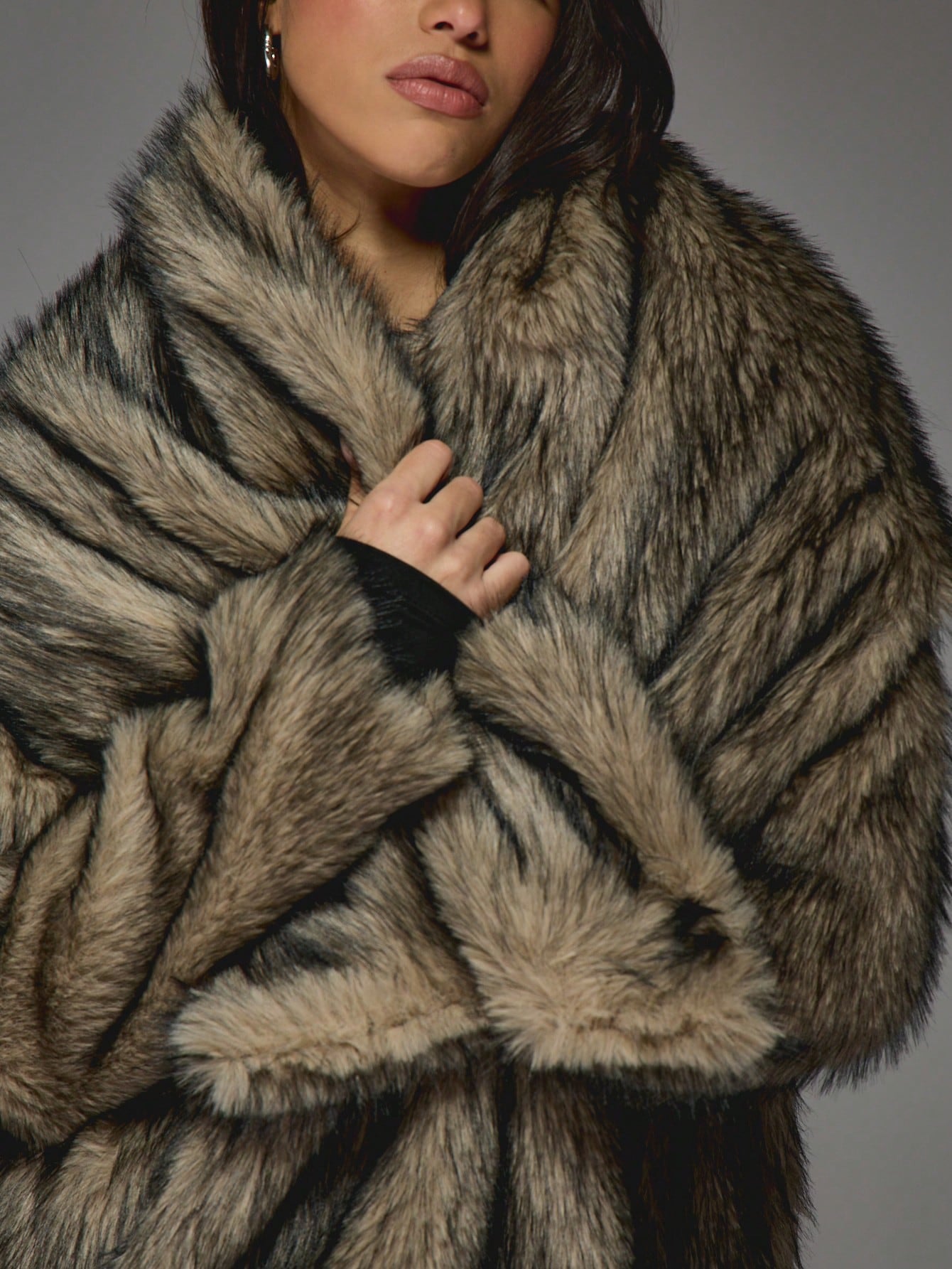 Manteau Long en Fausse Fourrure | Col Écharpe Élégant et Design Raffiné