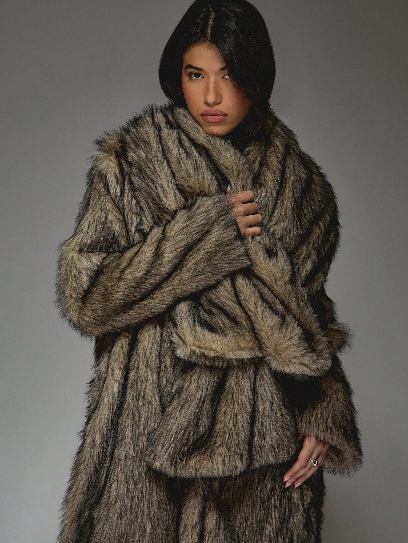 Manteau Long en Fausse Fourrure | Col Écharpe Élégant et Design Raffiné